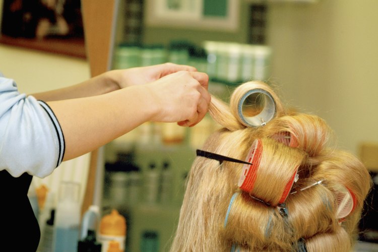 Coloca tu cabello en rulos para conseguir una suavidad duradera.
