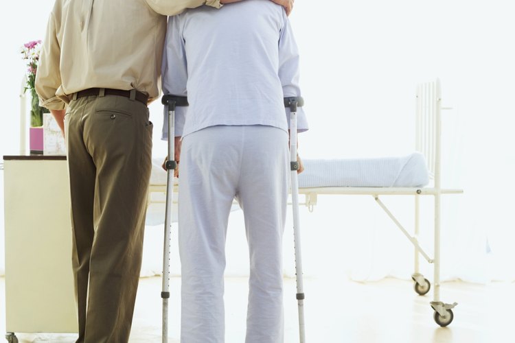 Los ejercicios de equilibrio pueden ayudarte a pasar a caminar sin asistencia.