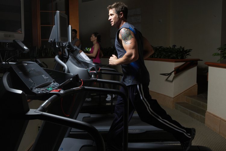El entrenamiento por intervalos te ayuda a quemar calorías y grasa mejor que el cardio estable.