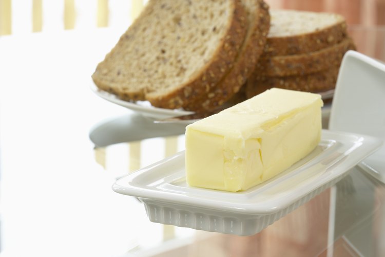 Agregar grasa, como mantequilla, a tus comidas podría reducir los efectos de los carbohidratos en tu glucemia.