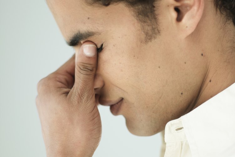 La mayoría de las personas que sufren de esta condición sienten constricción en la nariz, y no pueden inhalar los niveles inadecuados de oxígeno, conduciendo a dolores de cabeza y dolores en otras partes del cuerpo.