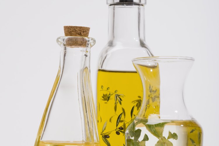 Prepara aceites de base con hierbas frescas para crear tus propios aceites esenciales.