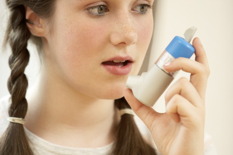 Después de usar un inhalador con esteroides, es necesario realizar un enjuague bucal para prevenir infecciones.