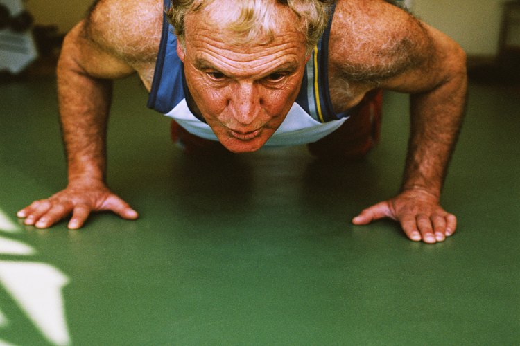 La práctica frecuente de flexiones de brazos da lugar al éxito.
