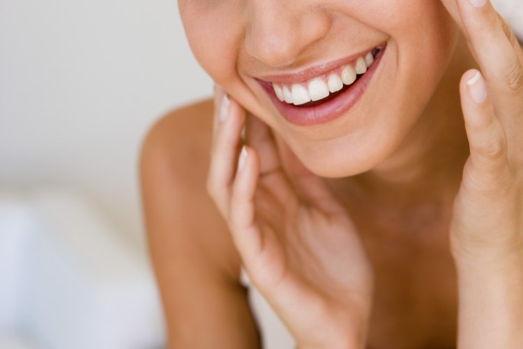 Una exfoliación facial mantiene tu piel con un aspecto joven.