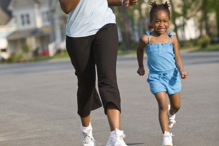 Mantén un estilo de vida saludable mediante el ejercicio con tu hijo.