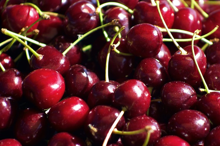 Cerezas frescas en el mercado.