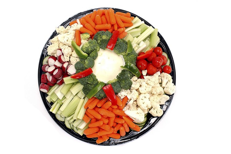 La salsa para mojar de espinaca con vegetales frescos es una alternativa nutritiva a las patatas (potatoes) fritas.