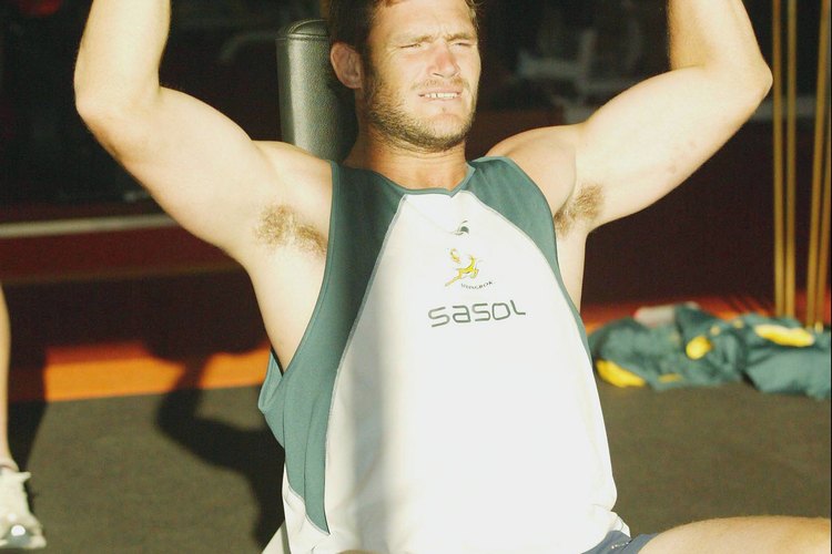 La prensa de hombros (shoulder press) con muy poco peso mejoran la definición de tus hombros.