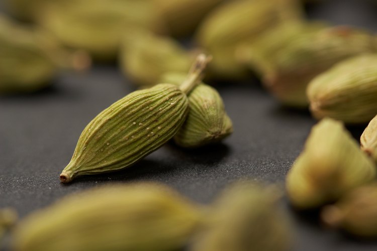Utiliza el cardamomo para aumentar tu ingesta de manganeso.