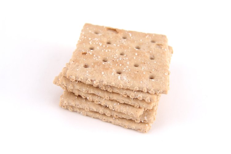 La harina blanca refinada es el principal ingrediente en las galletas saladas.