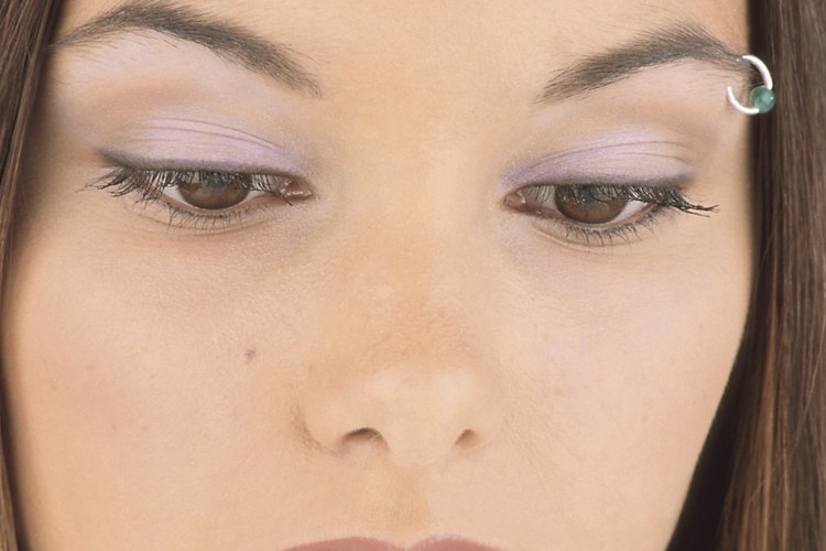 No es difícil aprender a agujerear las cejas.