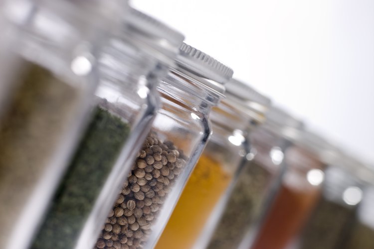 Usar hierbas y especias para usos culinarios y medicinales data del año 2600 a.C. por los antiguos egipcios.