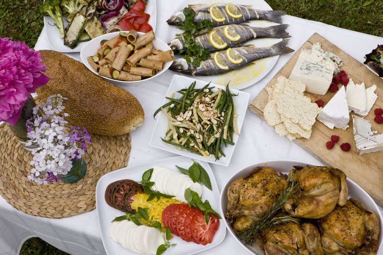 La vitamina B-12 se encuentra en el pescado, la carne, la carne de ave, los huevos, los productos lácteos y los cereales fortificados para el desayuno.