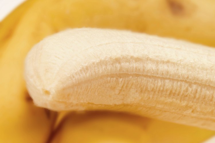 Usa platanos maduros como reemplazo de los huevos en una mezcla de pastel.