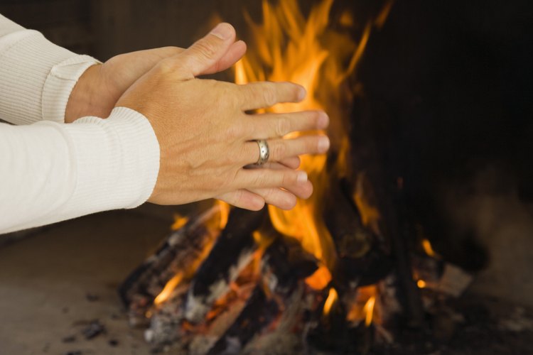Haz un fuego con una lupa o un pedernal.