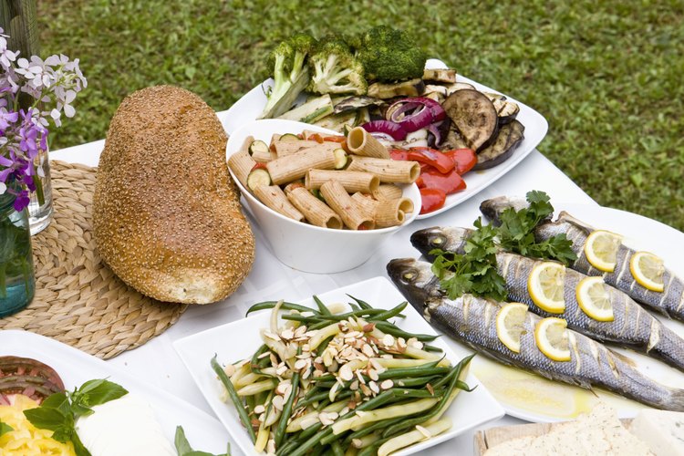 Las carnes, pescados y aves de corral son buenas fuentes de hierro.
