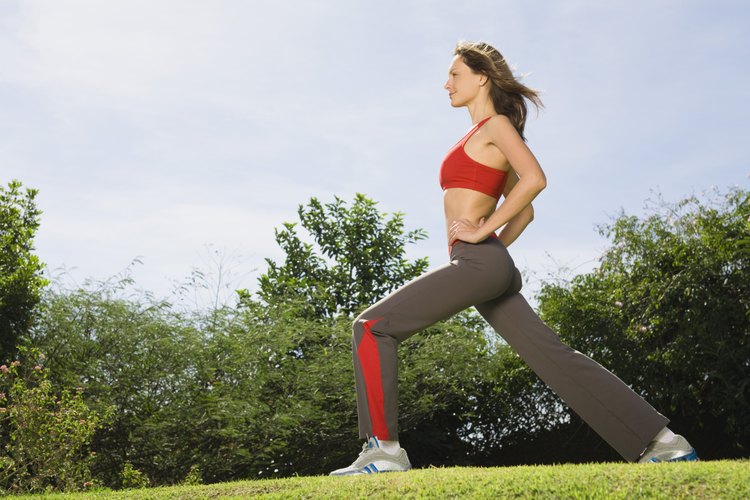 Enfócate en movimientos con peso corporal que trabajen varios grupos musculares.