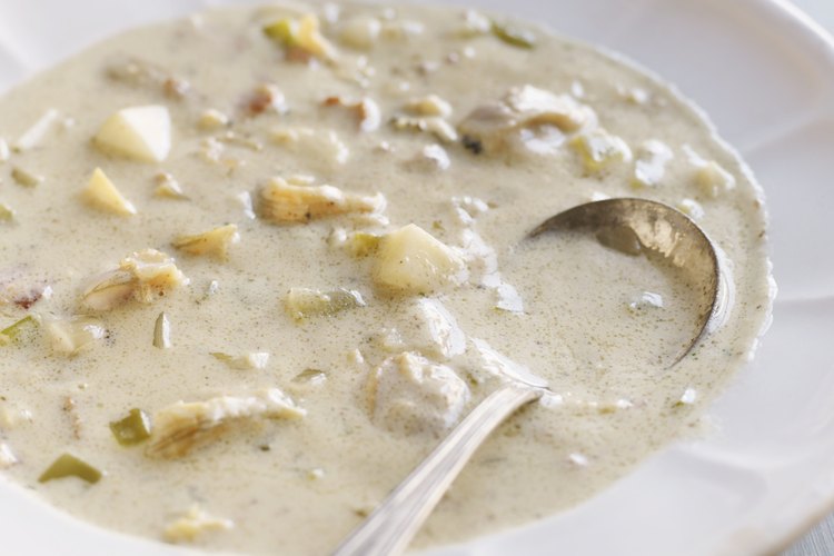 Las sopas a base de crema son más altas en calorías que las sopas a base de caldo.