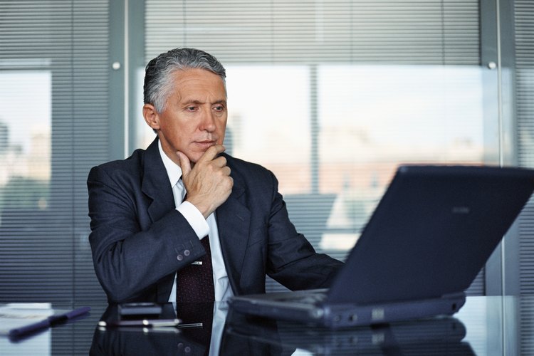 El cáncer de tiroides anaplásico se suele presentar, con mayor frecuencia, en hombres mayores a 60 años de edad.