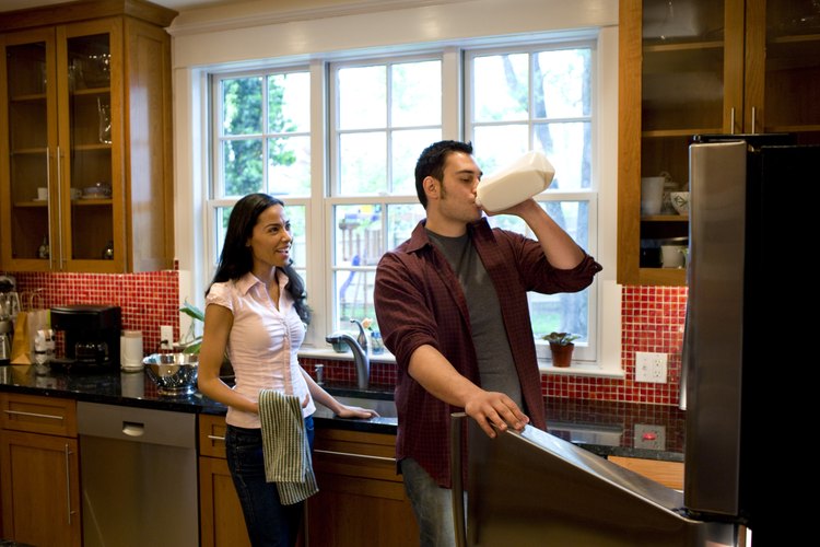 La leche proporciona nutrientes que las bacterias necesitan para crecer.