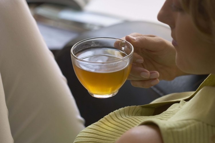 Tomar té verde puede ayudarte a quemar grasa.
