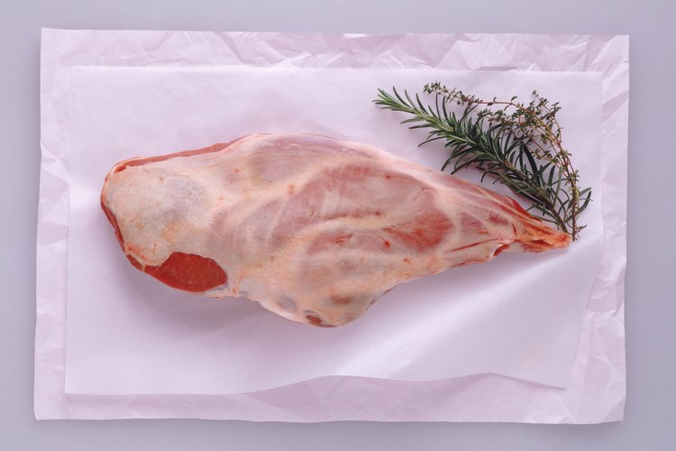 Cocina tanto en seco como con el calor húmedo para lograr una pierna de cordero jugosa y tierna.