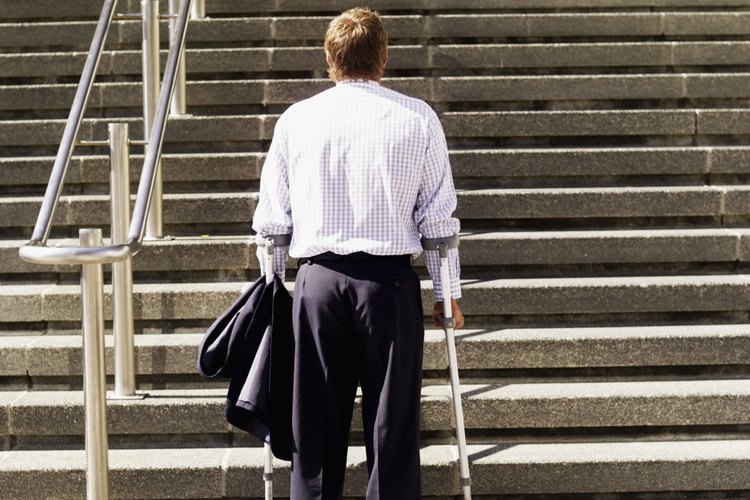 ¿Peligro para pasar? Puedes subir escaleras con una pierna rota.
