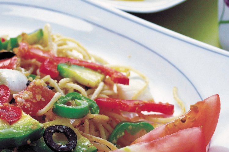 Con algunos sustitutos saludables, puedes disfrutar de las pastas dentro de una dieta baja en carbohidratos.