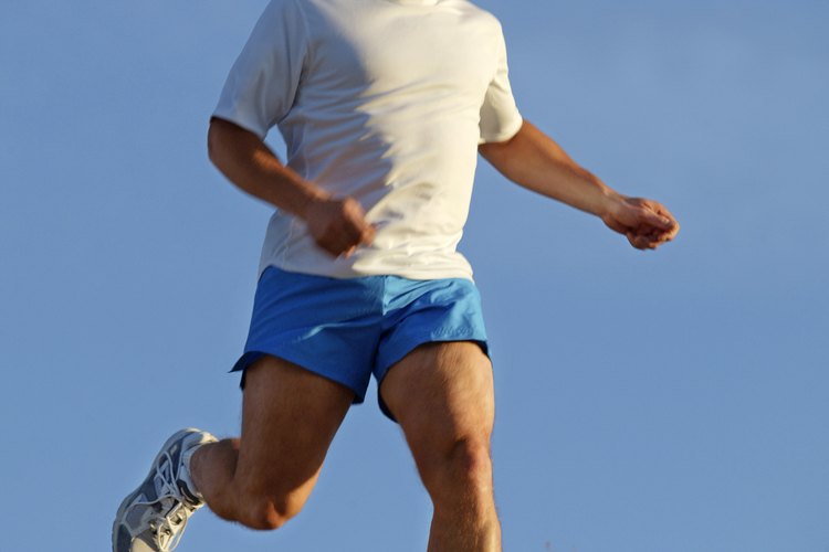 Tener un buen calzado es necesario para correr cross-country.