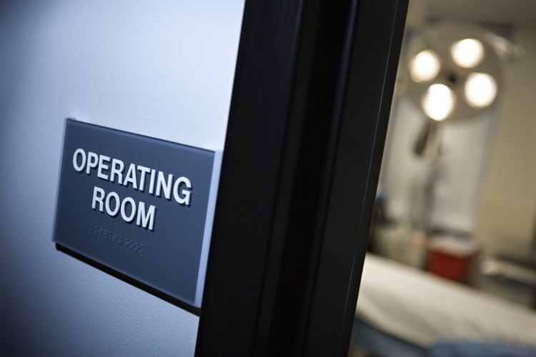 Los quirófanos son una parte importante de un hospital y permiten a los cirujanos y otros miembros del personal de la sala de operaciones proporcionar tratamientos que salvan la vida de los pacientes.