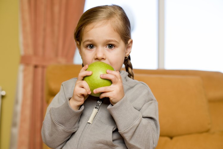 Las frutas y los vegetales proporcionan beneficios importantes a los niños.