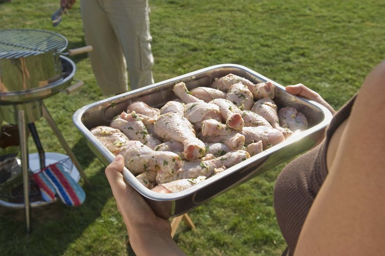 La salsa italiana es una forma rápida y sencilla de marinar los muslos de pollo.