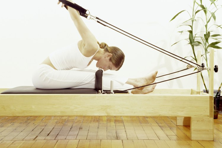Alarga y fortalece los músculos en el reformador de pilates.
