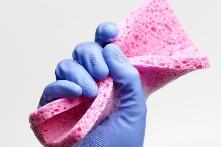 Desinfecta tu esponja para proteger la salud en tu hogar.