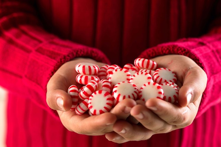 El aceite de hierbabuena con frecuencia se usa para darle sabor a los dulces.