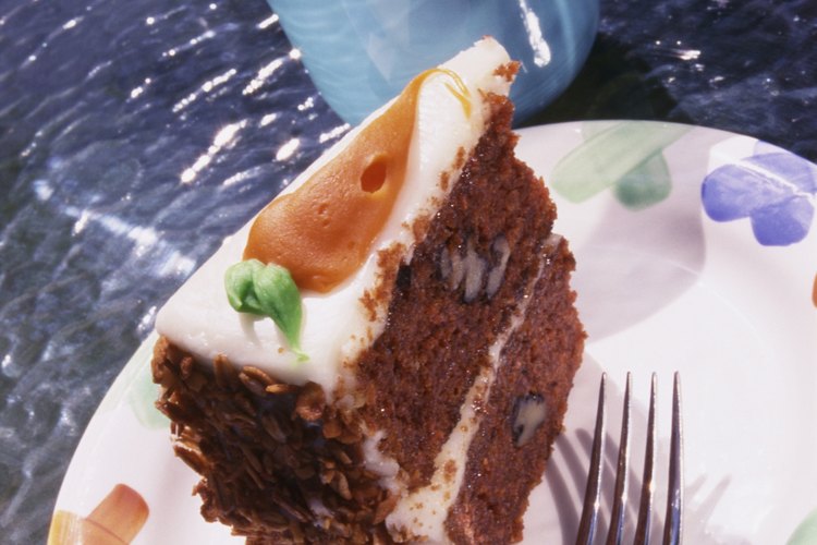 Los agregados como frutas, zanahorias y nueces le dan a la mezcla para el pastel un sabor casero.