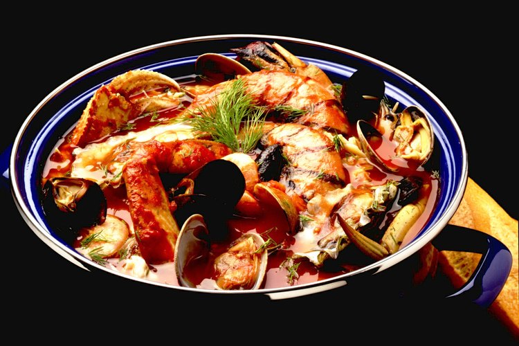La sopa francesa bouillabaise usa una variedad de pescados y verduras.