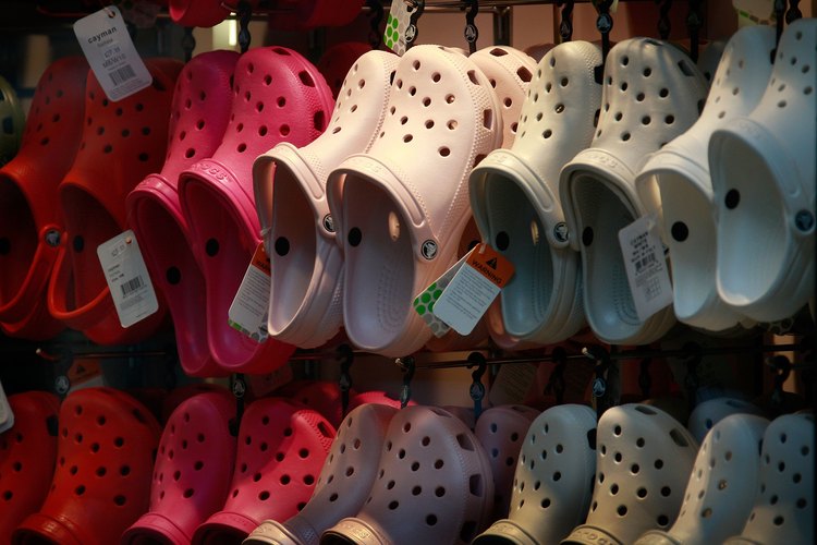 La marca Crocs ofrece más de 300 estilos de zapatos.
