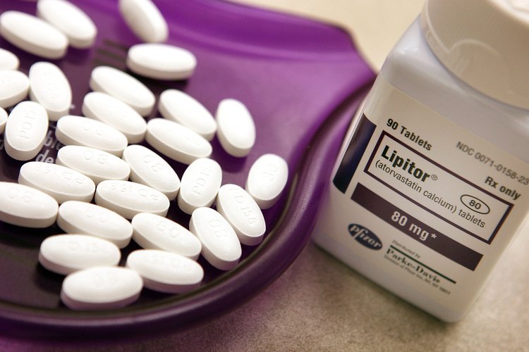 Lipitor es la marca del medicamento atorvastatina, un miembro de una clase de medicamentos conocidos como estatinas que se utilizan para tratar el colesterol alto.