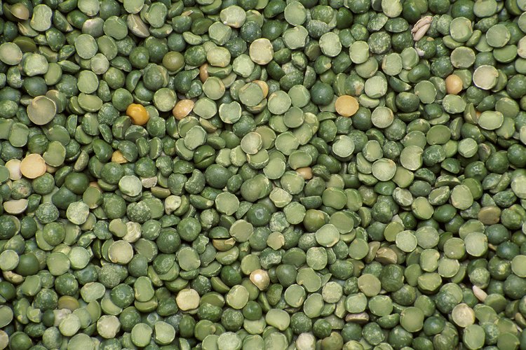 Los guisantes verdes secos suelen ser divididos para disminuir el tiempo de cocción.