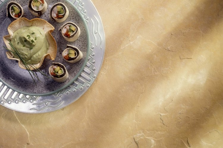 Olvida las tostadas de tortilla frita y disfruta de tu guacamole con aperitivos saludables.