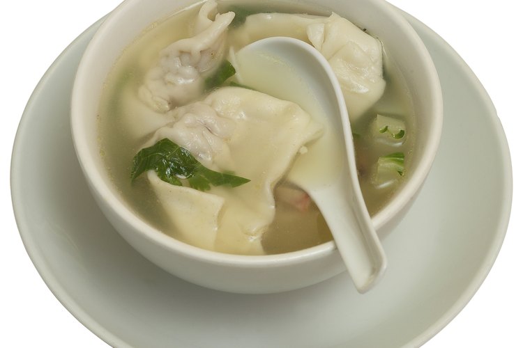 La sopa de wantán es ligeramente más alta en calorías que la sopa de huevo.