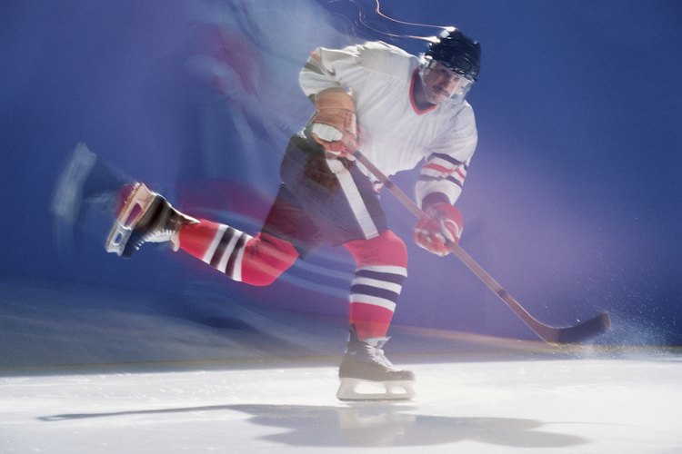 Jugar al hockey puede causar dolor de muñeca.