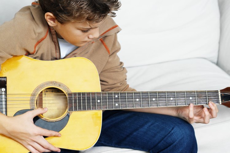 Desarrollar la fuerza en el dedo meñique es crucial para ser un buen guitarrista.