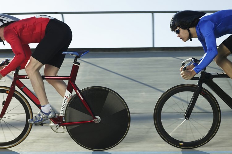 Un volante de carreras de fibra de carbono puede ser completamente cerrado para minimizar la resistencia del aire.