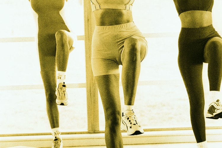 Los zapatos de entrenamiento combinado ienen bases más amplias que ayudan a estabilizar tus pies.