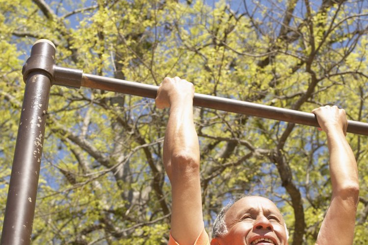 Muchos parques tienen barras que puedes utilizar para hacer levantamientos.