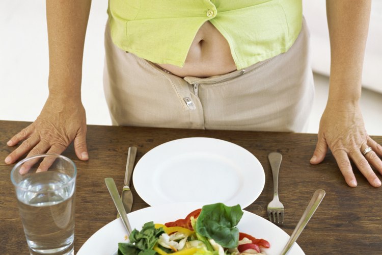 En combinación con el ejercicio, una dieta saludable puede adelgazar la barriga.