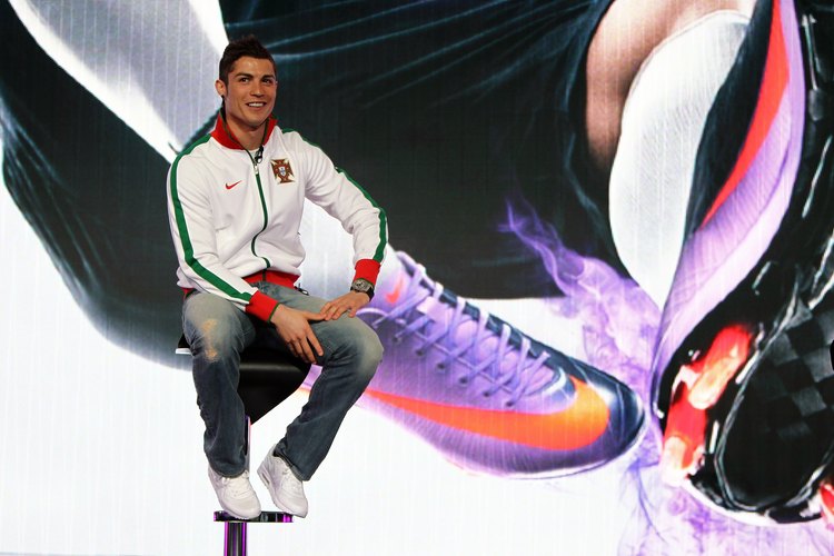 Algunos botines elegantes con tapones, como los Nike Mercurial Vapor, tienen lazos que pasan por el medio del pie.